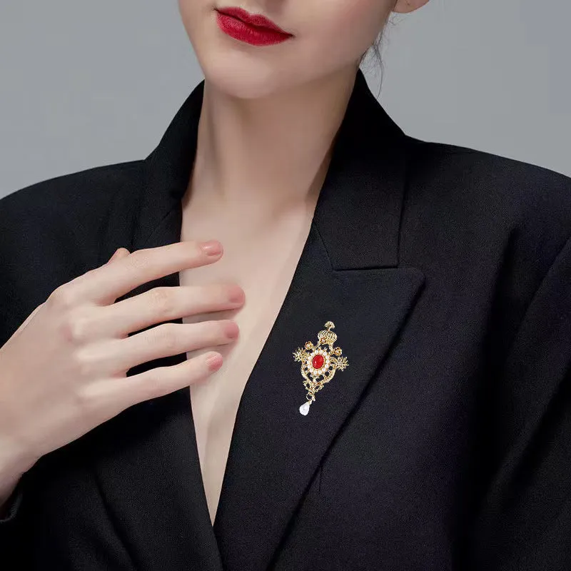 SB356 - Retro Crown Brooch