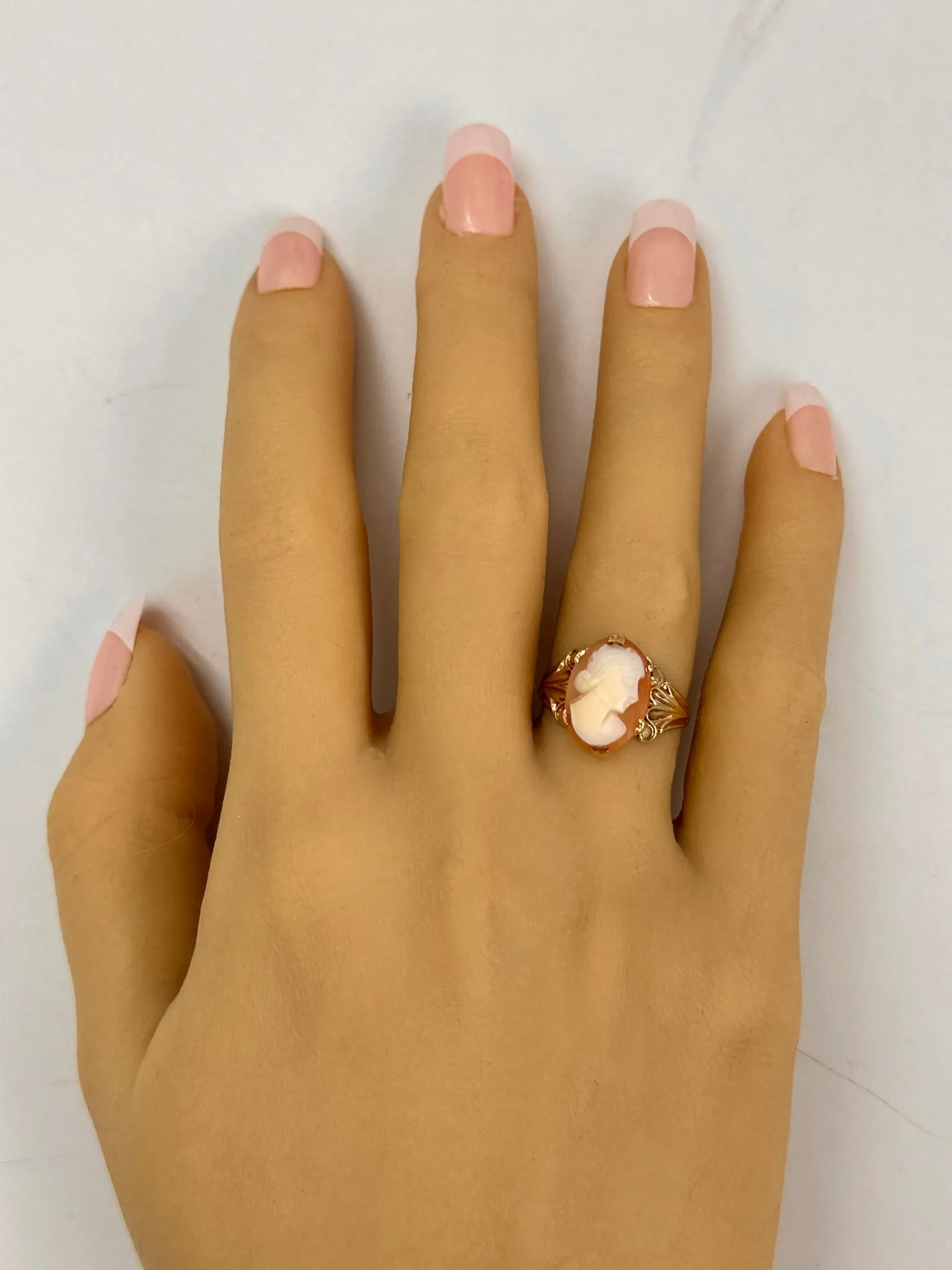 Timeless 9ct Yellow Gold Cameo Ring - A Touch of Vintage Elegance