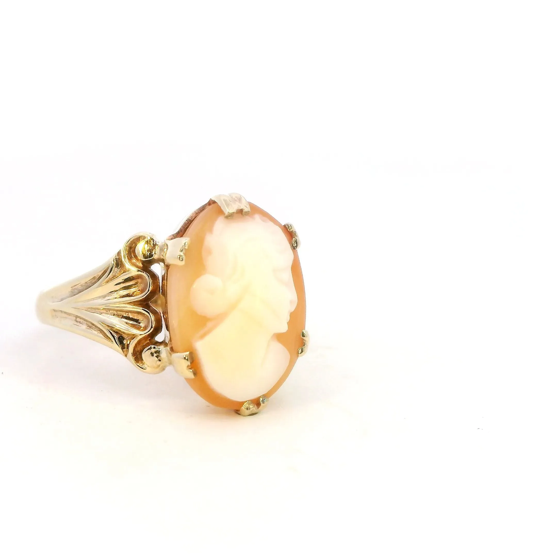 Timeless 9ct Yellow Gold Cameo Ring - A Touch of Vintage Elegance