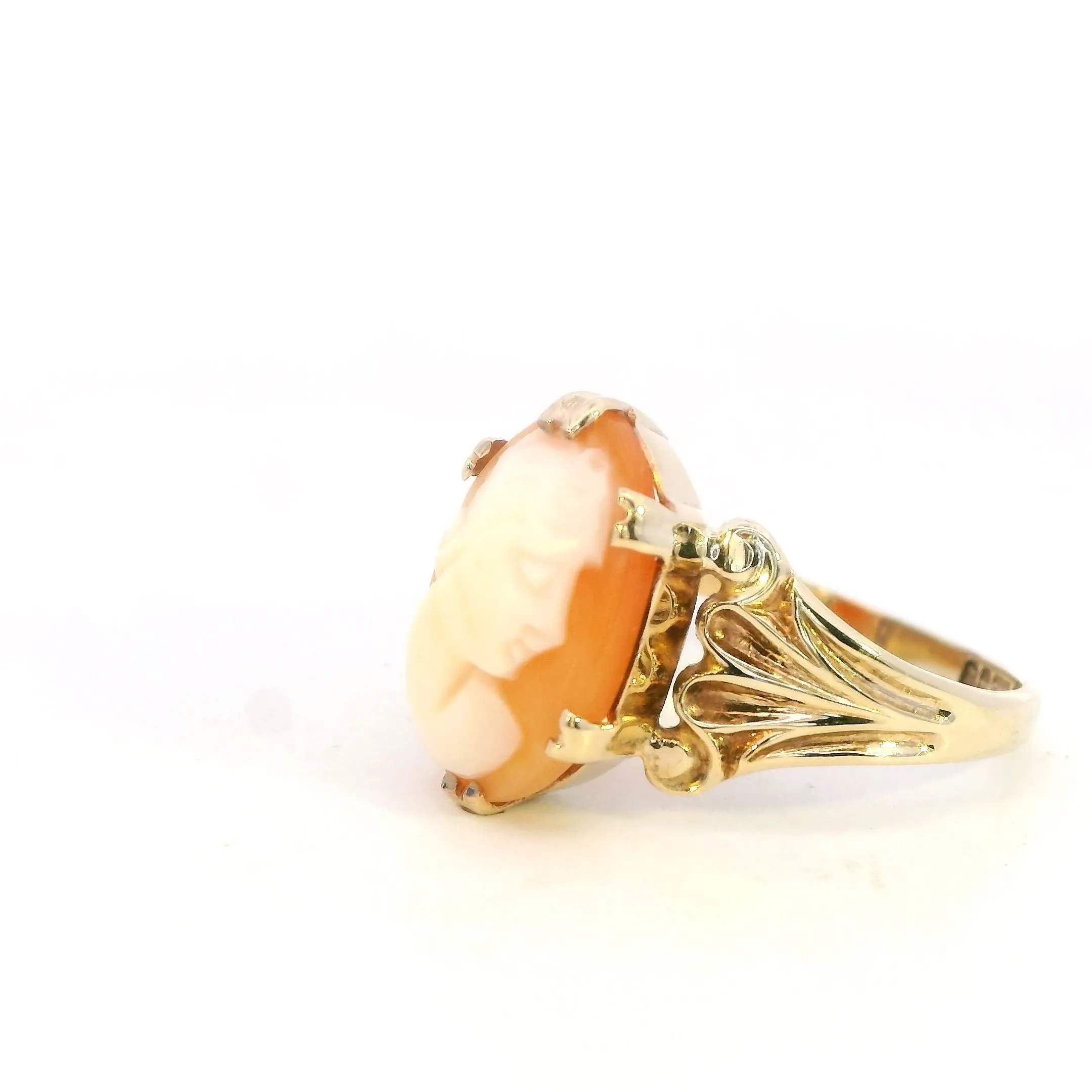 Timeless 9ct Yellow Gold Cameo Ring - A Touch of Vintage Elegance