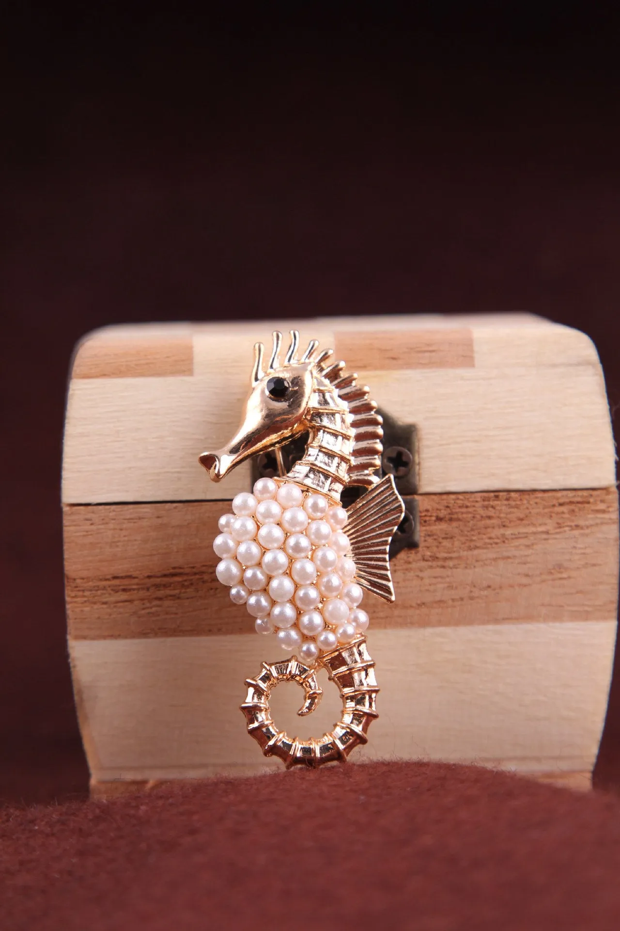 XSB013 - Retro Seahorse Brooch
