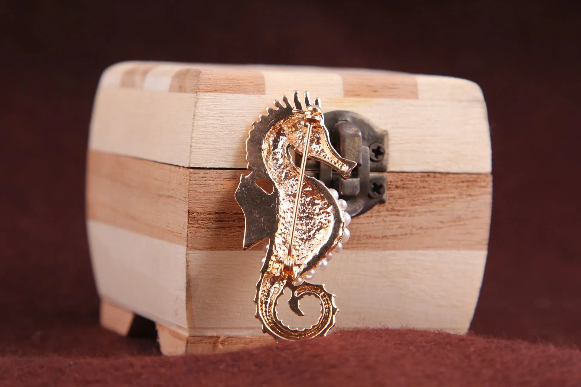 XSB013 - Retro Seahorse Brooch